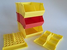 Krabičky z červeného a tmavě žlutého PLA